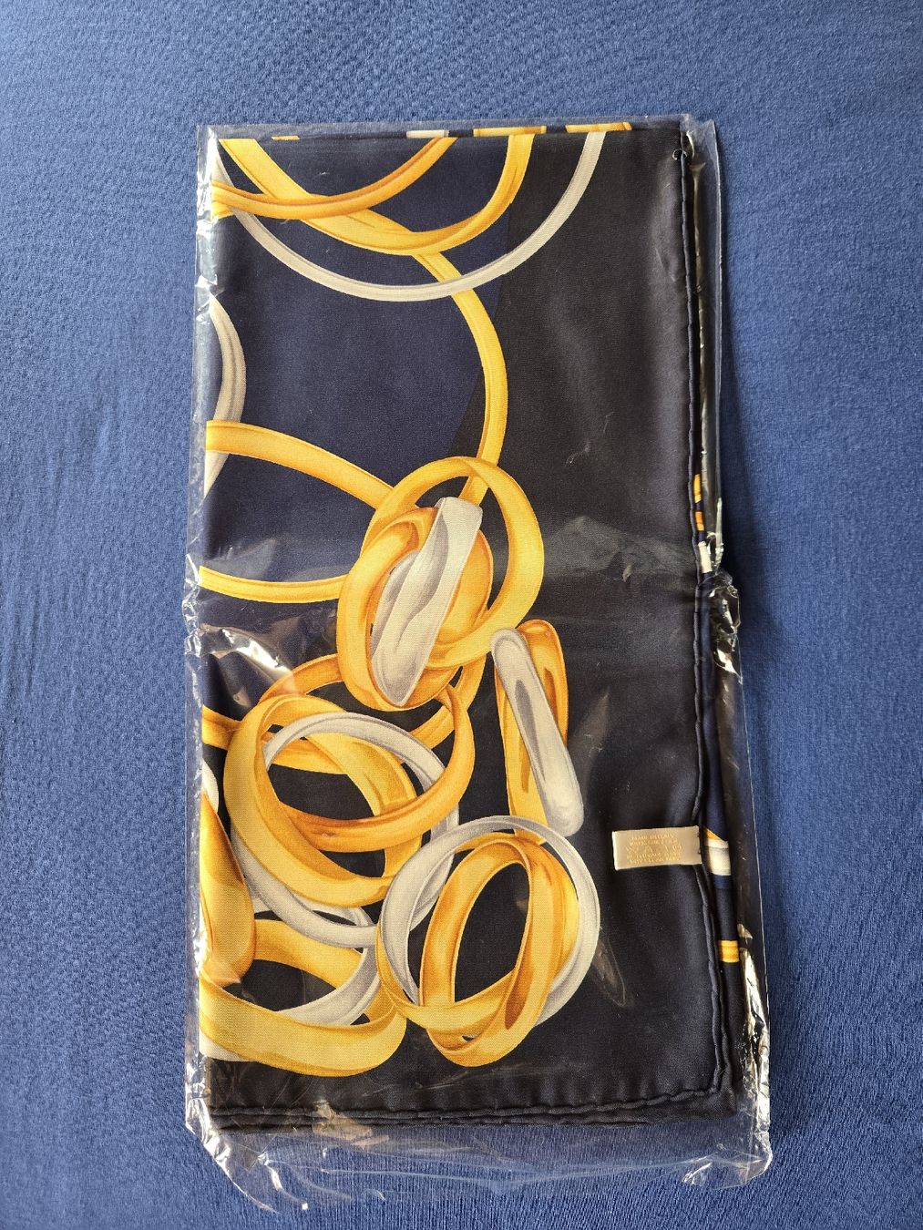 Cartier Foulard & Sciarpe: foulard Cartier – Nuovo e nell'imballaggio originale da Montet (Broye) venduto da CandiceD 2