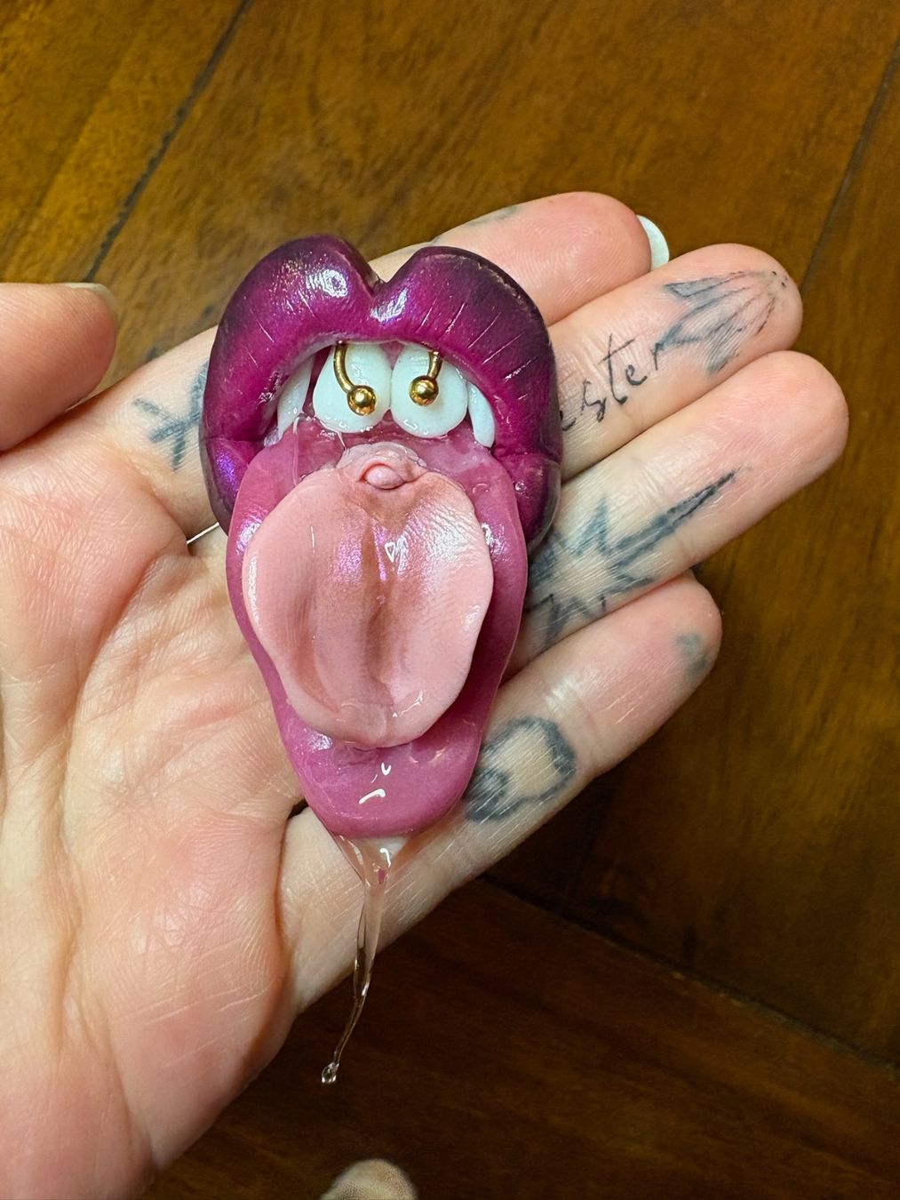 Statuette: Sofie’s World Pussy Eater Magnet – Nuovo (secondo la descrizione) da Erlinsbach SO venduto da sofieee
