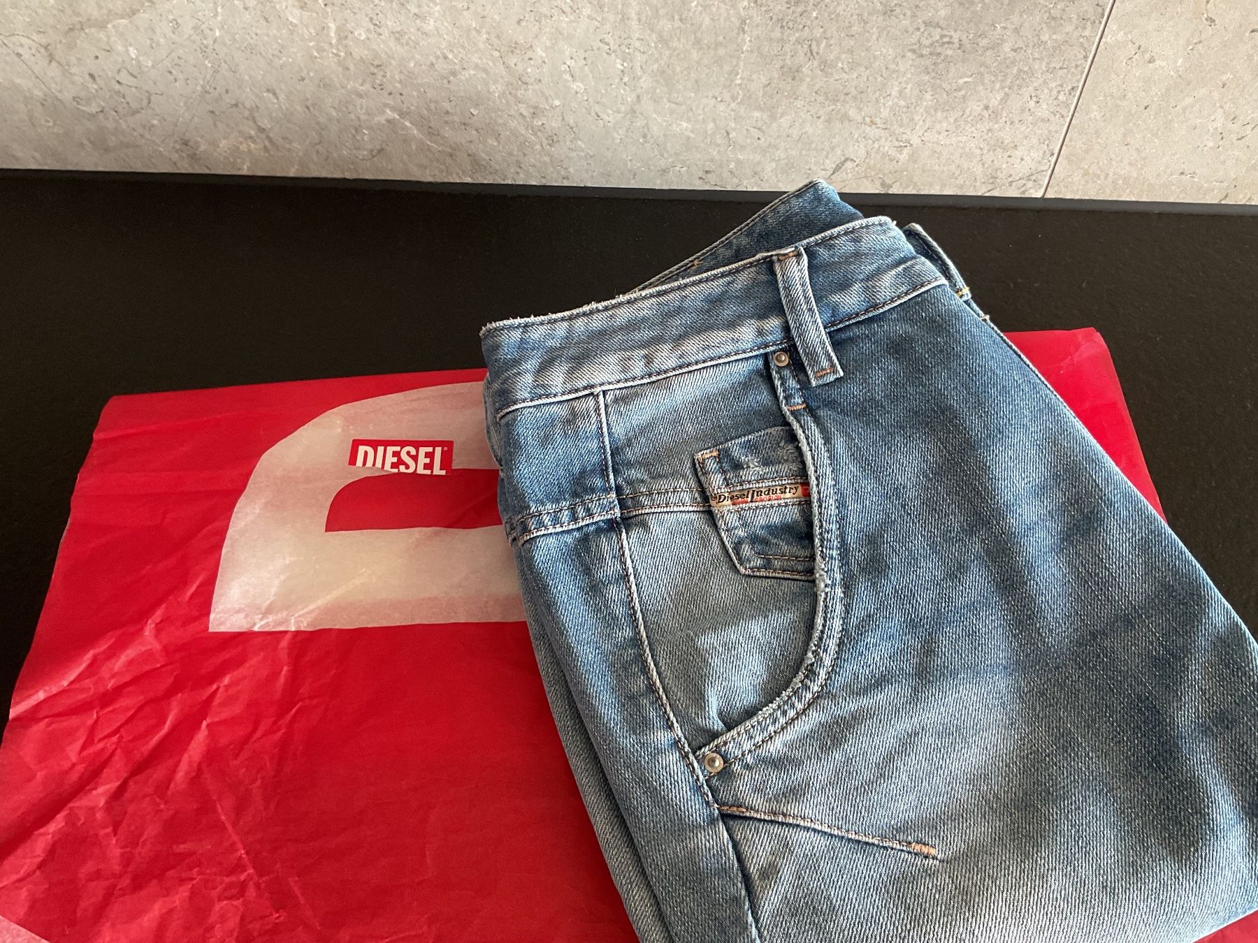 Diesel Jeans: Jeans DIESEL – Nuovo (secondo la descrizione) da Neuchâtel venduto da sta_7qfy 5