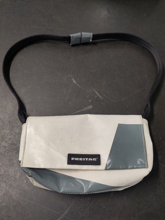 Freitag Umhängetasche Modell F171 Laura in grau&weiss