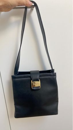 Salvatore Ferragamo Handtasche Schwarz mit goldener Schnalle