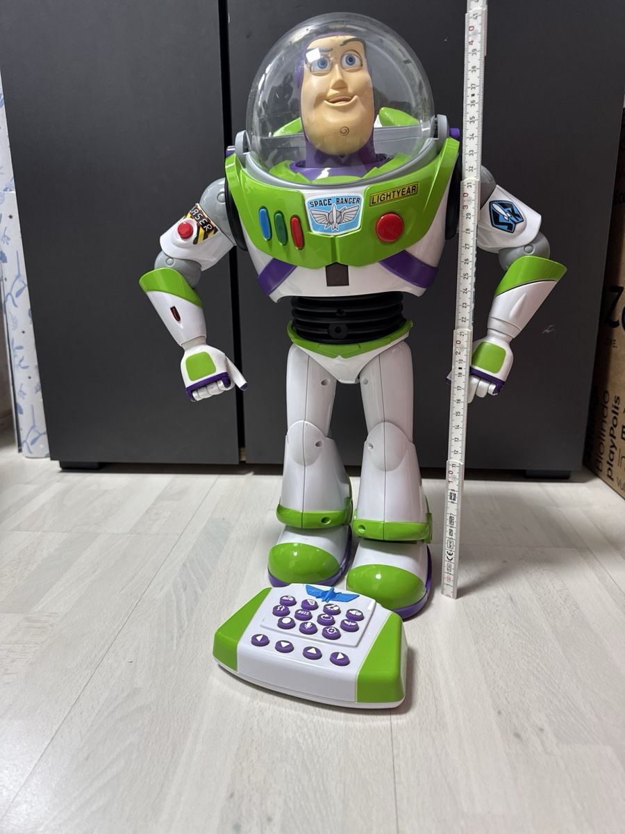 Statuette: Buzz Lightyear Actionfigur 42cm gross mit Fernbedienung – Usato da Waltenschwil venduto da YippihYahYeh