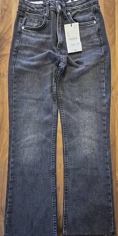 Zara Jeans: Jean Zara Crop Flare – Usato da St-Légier-Chiésaz venduto da Lnomade
