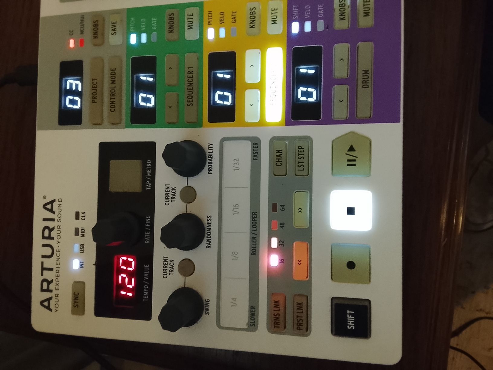 Arturia Strumenti musicali: ARTURIA BEATSTEP PRO  – Nuovo (secondo la descrizione) da Bulle venduto da des_7slw 3