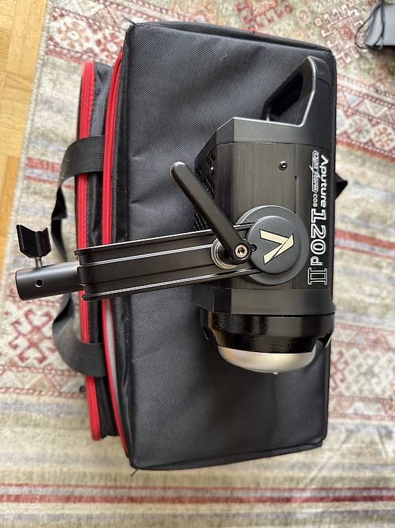 Lampes: Lumiere video aputure 120d mkII – D'occasion à Blonay par Hadja
