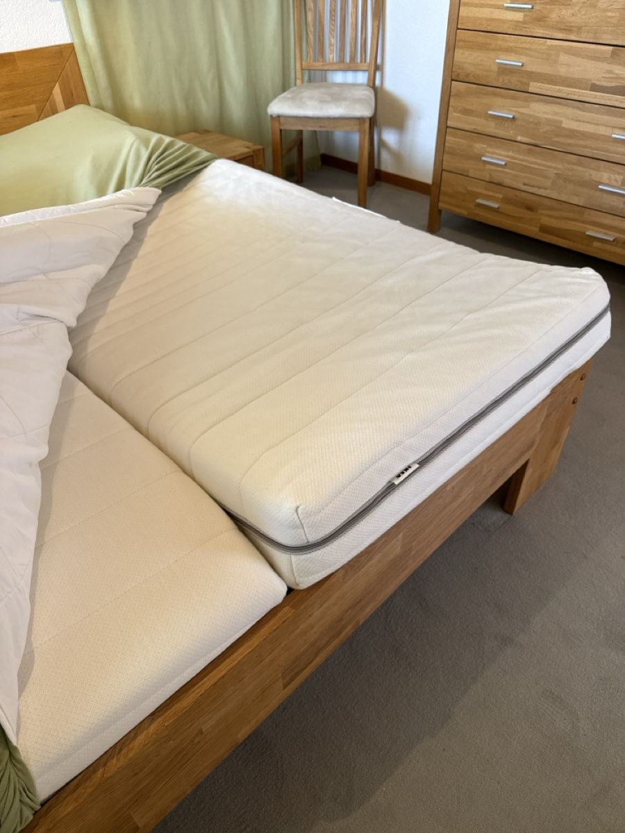 Betten: Doppelbett Eiche massiv mit zwei Nachttischen – Gebraucht aus Bern von 31_Lehmann_10 7