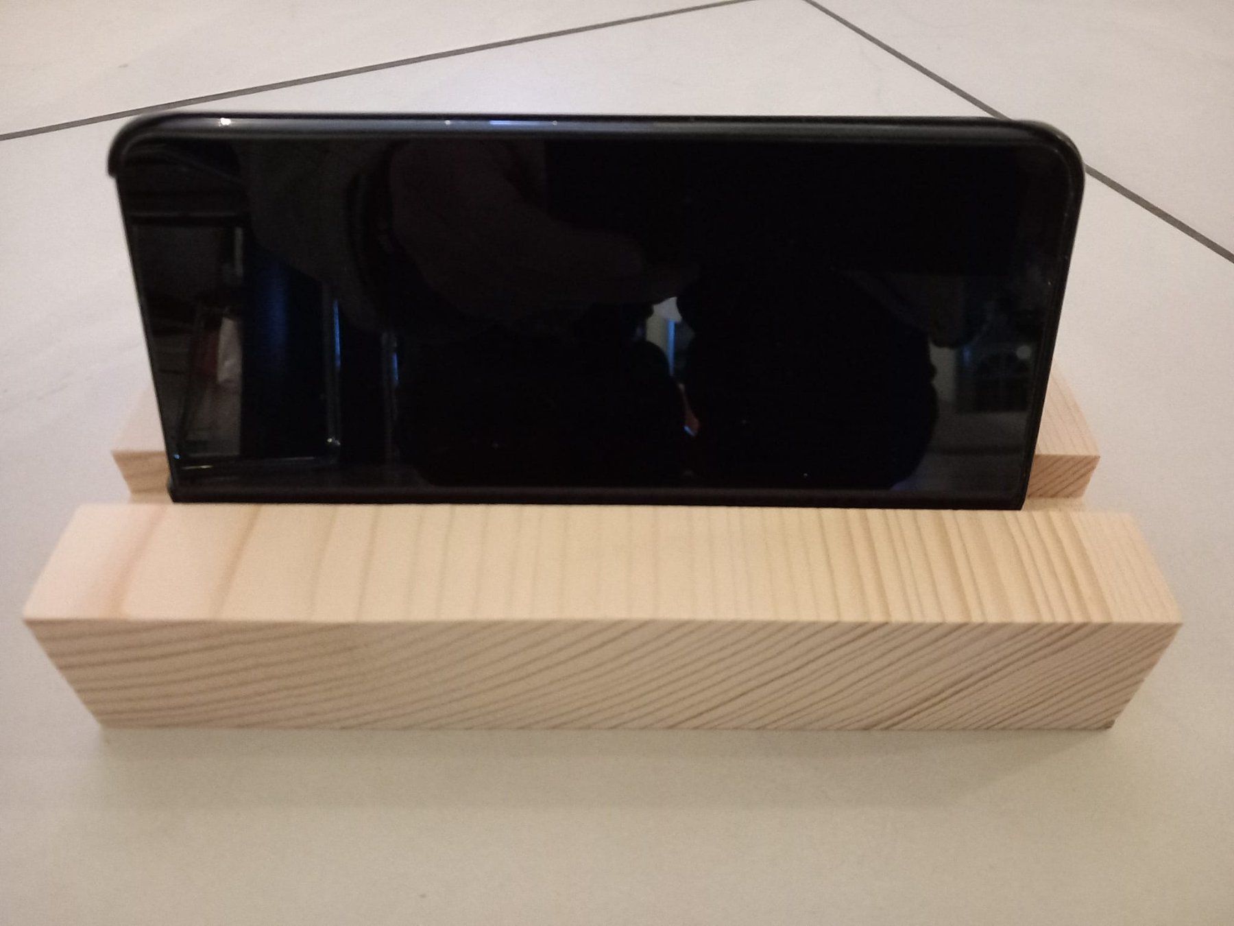 Supporti a parete: IPhone-Natelhalter aus Holz – Usato da Steffisburg venduto da Bosihalte-Salbei 5