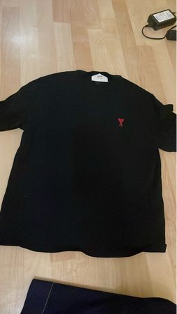 Schwarzes AMI T-Shirt mit rotem Herzlog Grösse XS 