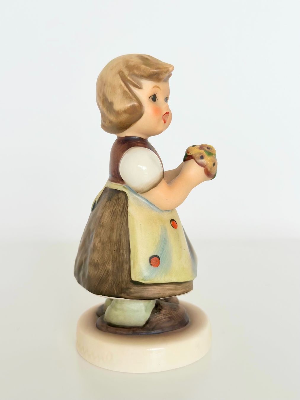 Hummel Figuren: Wunderschöne Goebel Hummel Figur Mädchen mit Blumenstrauss – Gebraucht aus Steinen von SputnikSweetheart 2