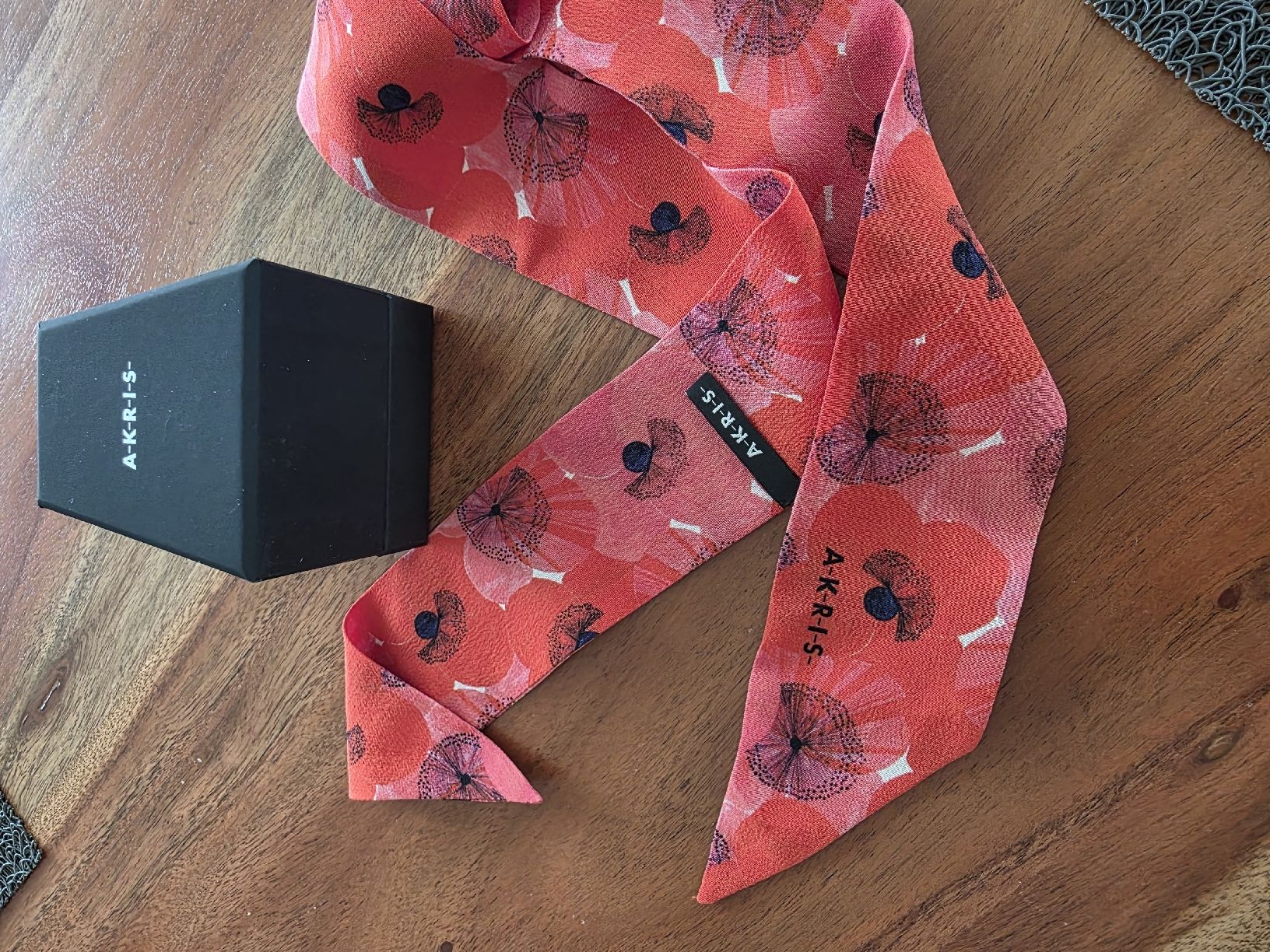 Akris Foulard & Sciarpe: Der multifunktionale Twilly Akris – Nuovo e nell'imballaggio originale da Ibach venduto da ole_6whn 2
