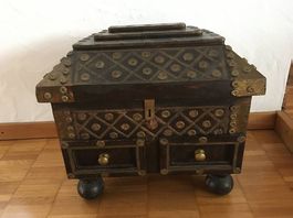 Indische Holztruhe mit Metallverzierungen
