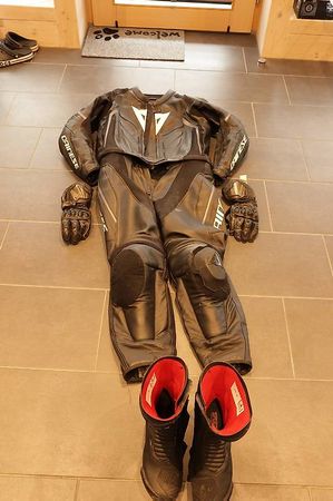 Motorradkombi Dainese inkl. Handschuhe und Motorradstiefel