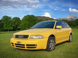 Audi S4 B5 Avant - Jaune Imola - Sortie de grange