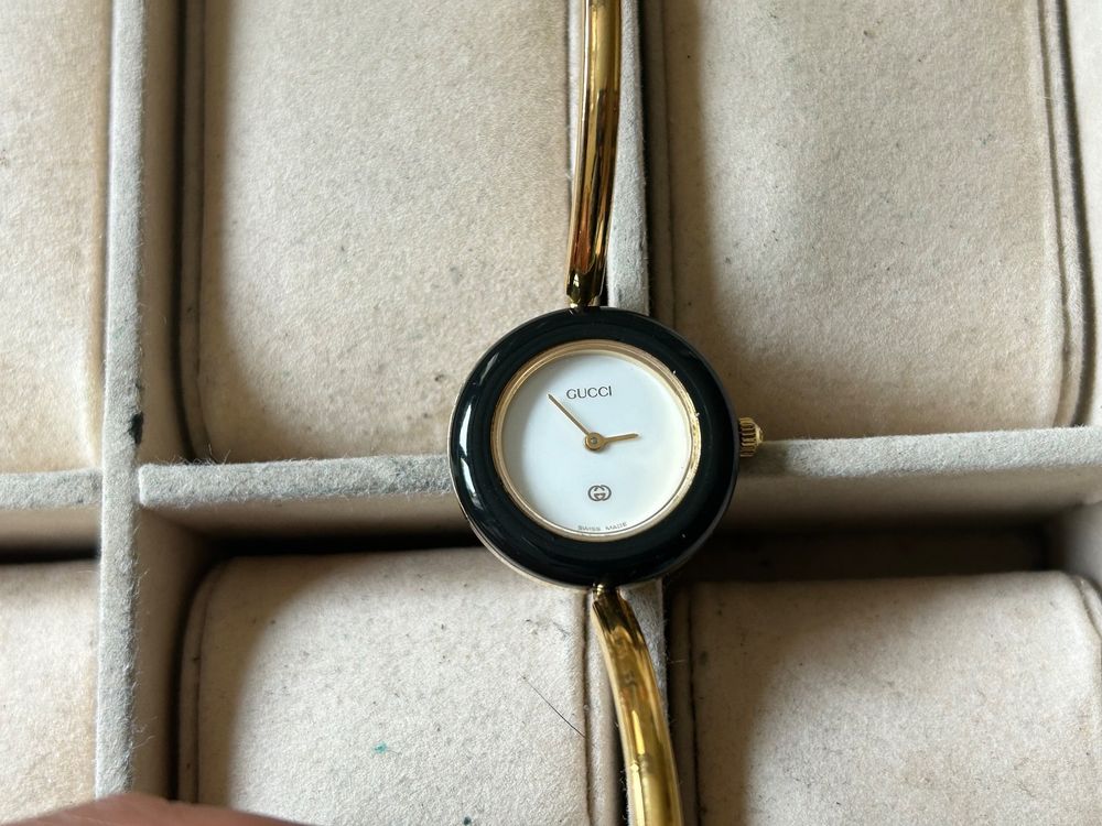 Montre Gucci pour femme 100 original 26mm fonctionne 1990