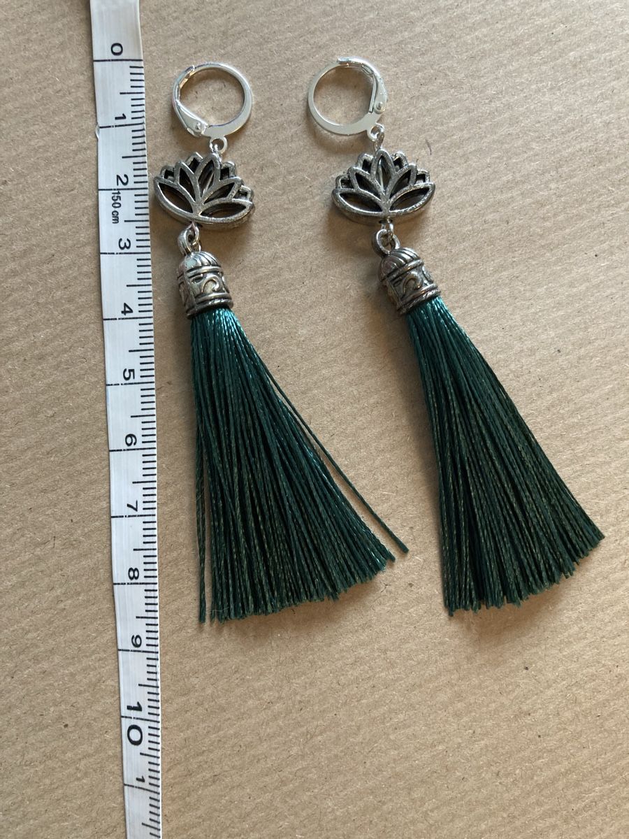 Orecchini pendenti & Orecchini a lobo: Boucles lotus pompon vert – Nuovo e nell'imballaggio originale da Genève venduto da ct_fqr8