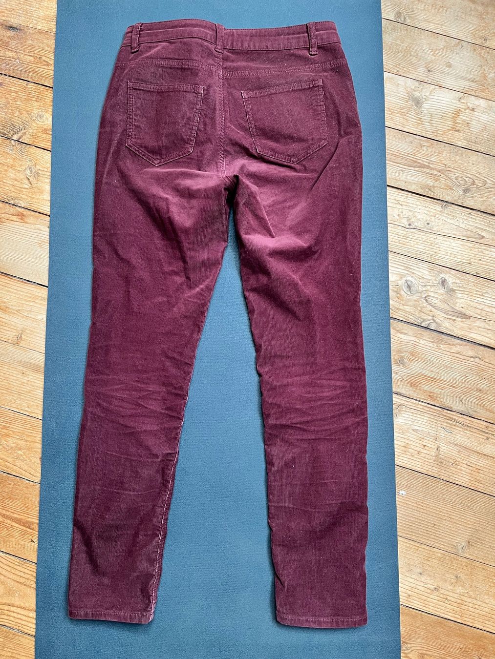 C&A Pantaloni: Cordhose Grösse 38 weinrot – Usato da Zürich venduto da faustdick 1