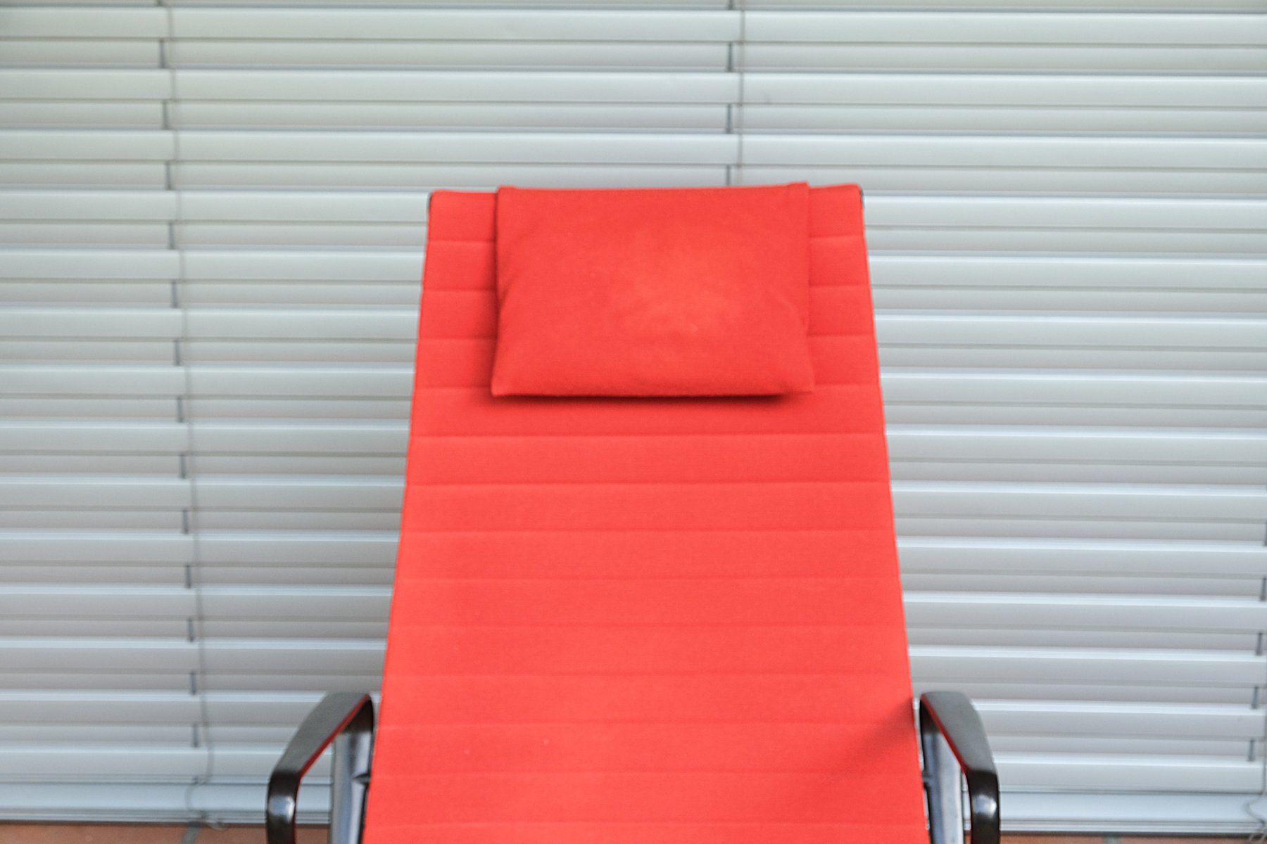 Vitra Poltrone: Eames Aluminium Chair EA 124 / Vitra – Usato da Bern venduto da secondchoice 4
