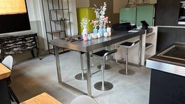 Hochtisch aus hochwertigen Materialien inkl. Hochstühlen 