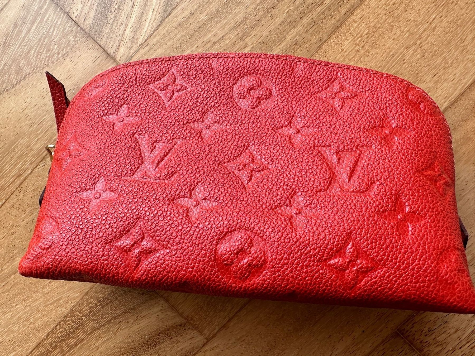 Louis Vuitton Custodie per cosmetici: Louis Vuitton Kosmetiktasche PM Orient Empreinte Rot – Usato da Muri AG venduto da engelsherzli 2