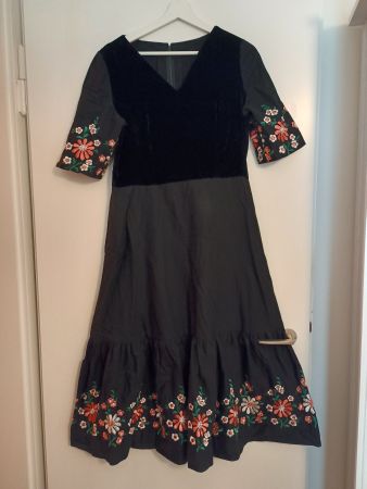 Spezielles Kleid mit Samtoberteil aus dickem Stoff