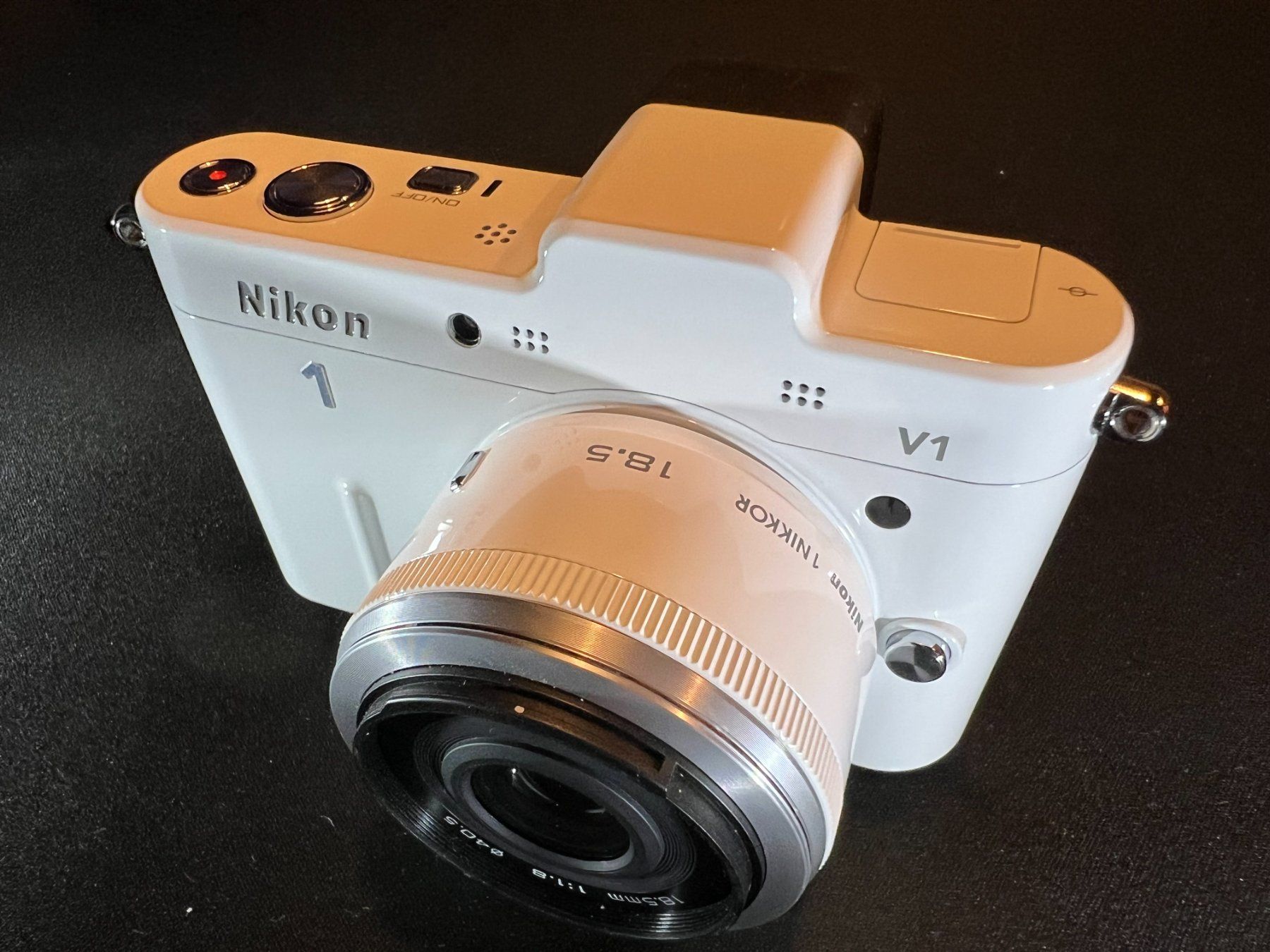 Nikon Fotocamera: Nikon 1 V1 mit Objektiv – Usato da Uster venduto da Stoessda 1