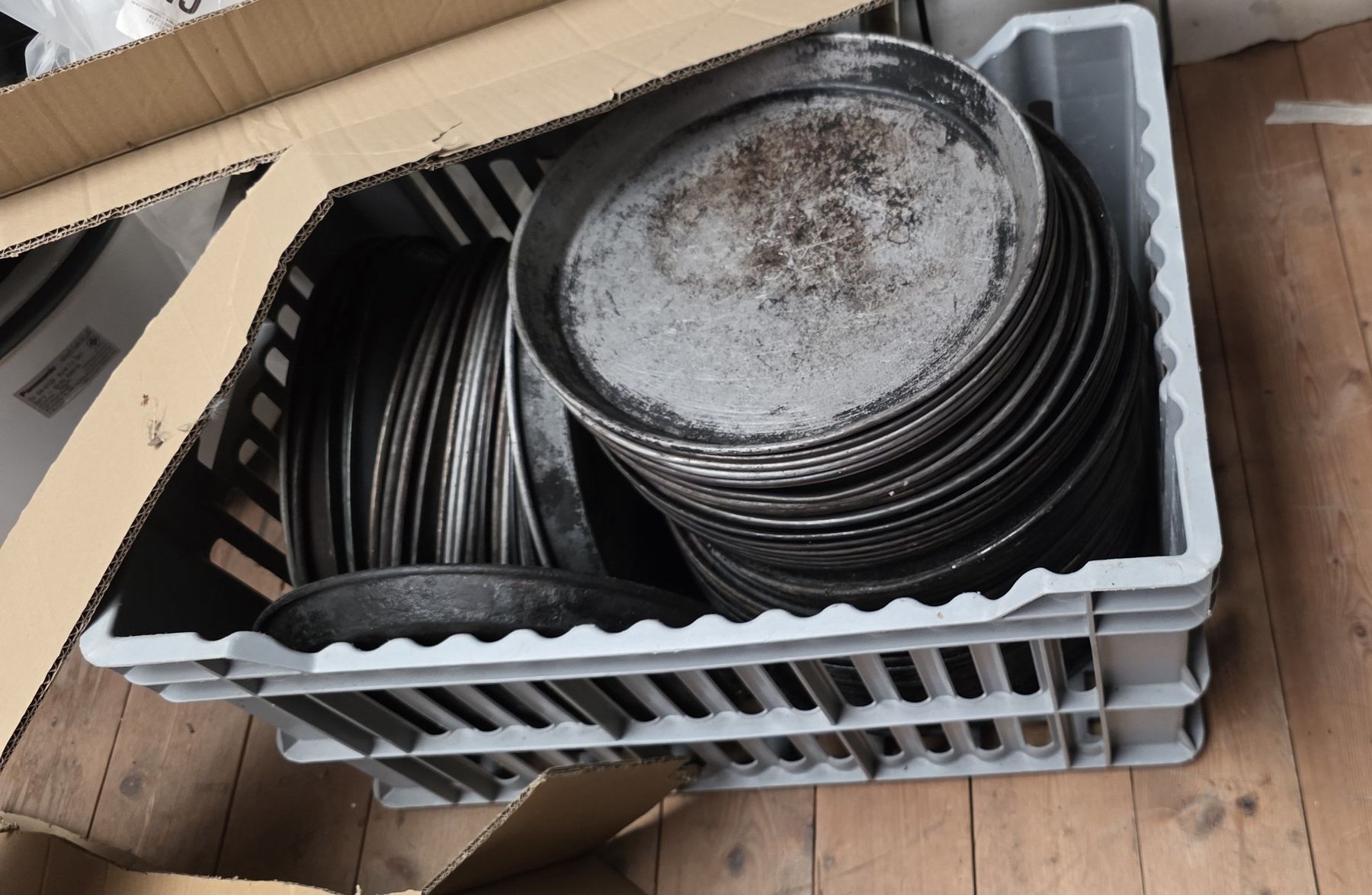 Teglie da forno: Stapel alte Backbleche, Pizzableche, Pizzapfannen ca. 40-50 – Usato da Guschelmuth venduto da Kartoffel01
