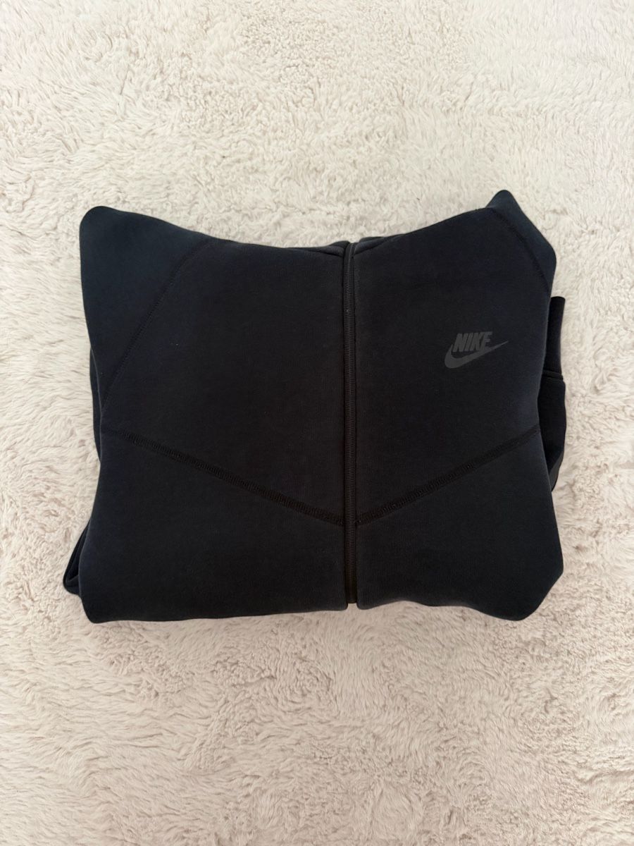 Nike Giacche: Nike Tech Fleece Jacke – Usato da Tecknau venduto da gab_bl8s