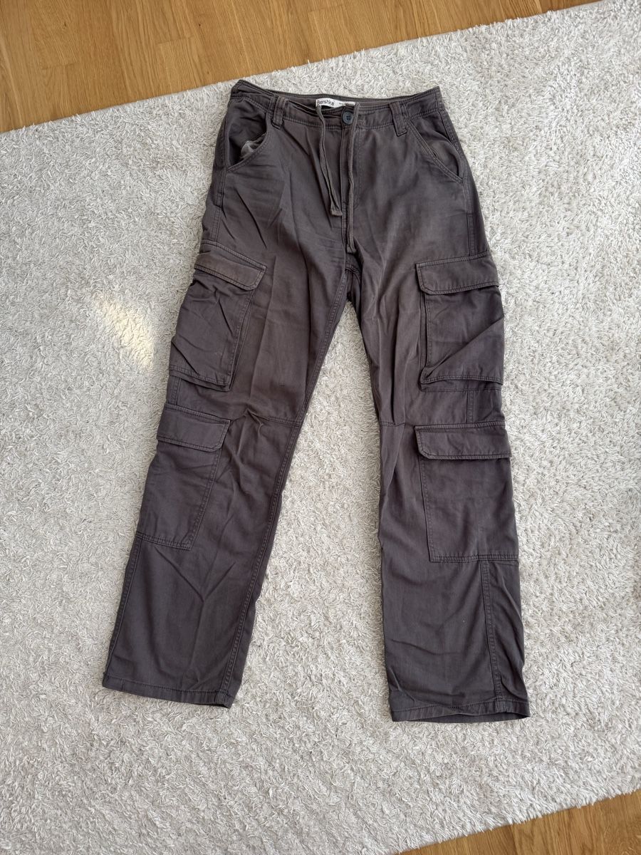 Bershka Pantaloni: Bershka Cargo Hose, grau, Grösse 36 – Usato da Gächlingen venduto da anjuli_123