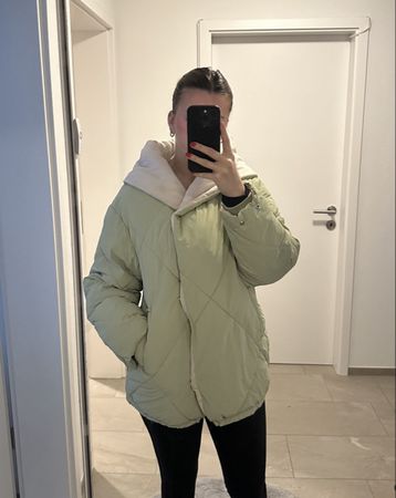 Trendige, neuwertige Winterjacke in Pastellgrün, Gr. M