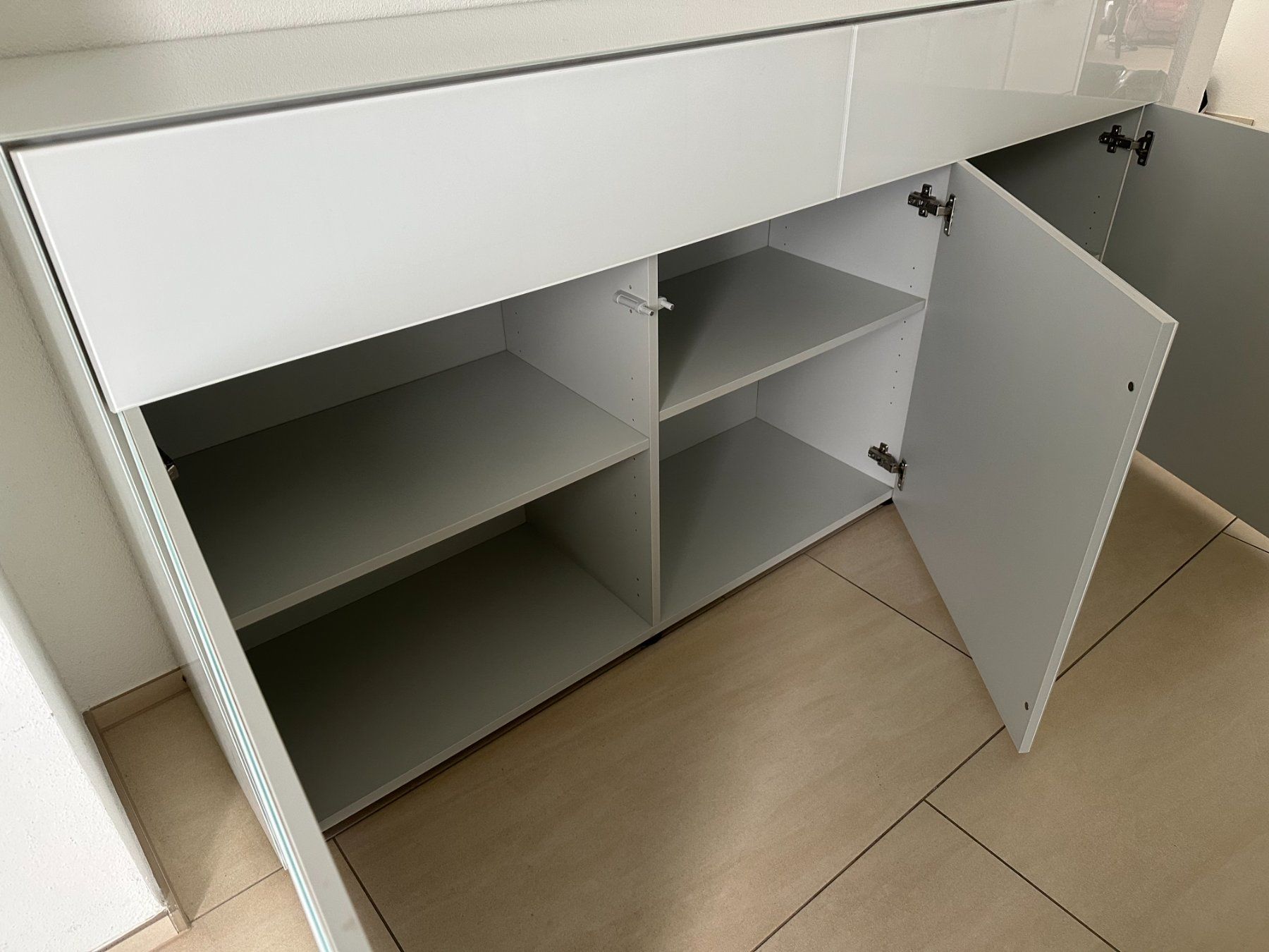 Pfister Commodes: Kommode / Hochglanz weiss – D'occasion à Stäfa par sim_b2kx 5