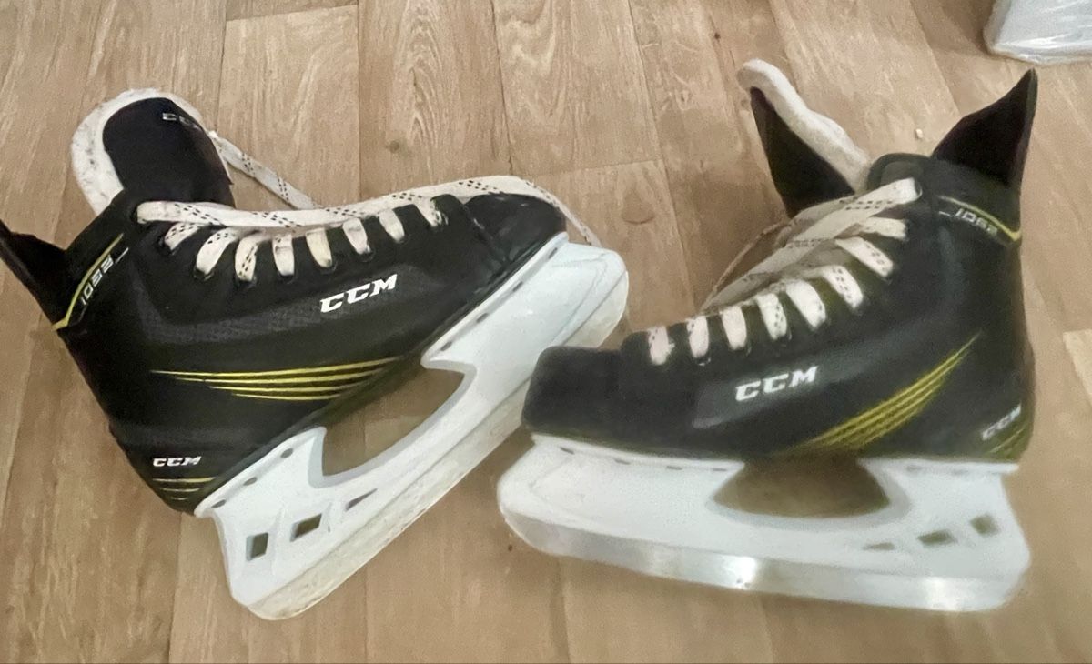 Schlittschuhe: CCM Eishockeyschlittschuhe Gr. 36  – Gebraucht aus Küssnacht am Rigi von clearancesale