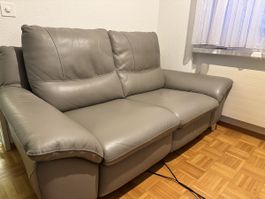 Gemütliches 2er Sofa, Leder, Relaxfunktion, Grau, elektrisch