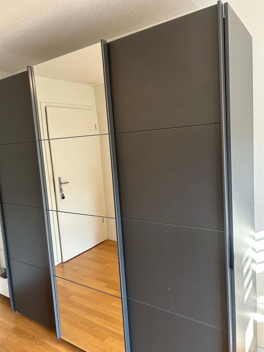 Conforama Armadi: Schwarzer Schrank zu verkaufen – Usato da Jegenstorf venduto da nis_mnd2 2