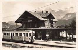 Château d'Oex VD Bahnhof mit MOB Triebwagen