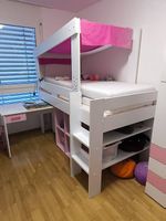 Kinderhochbett mit Schreibtisch und passendem Schrank