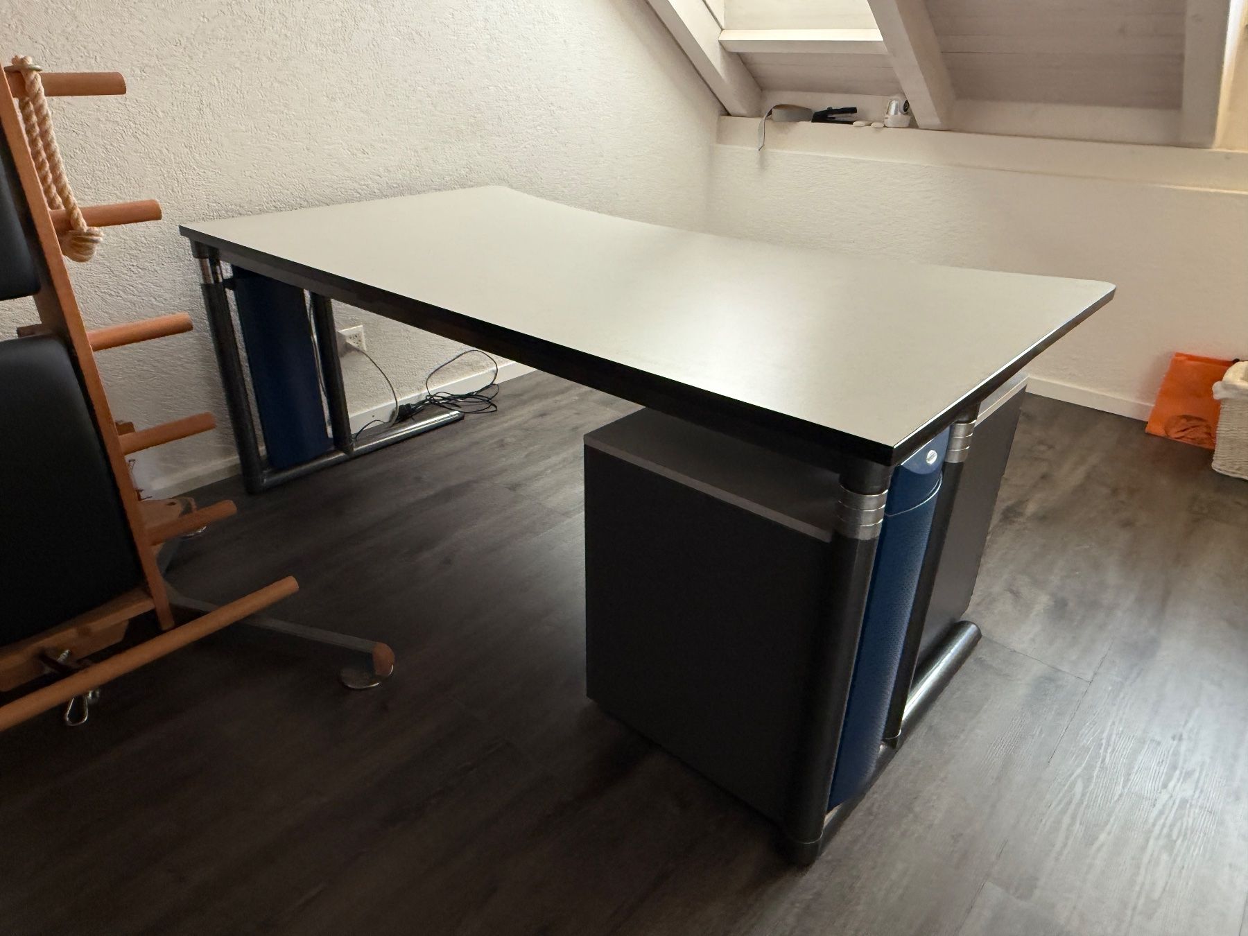 Scrivanie: Schreibtisch / Bürotisch mit Korpus – Usato da Ebmatingen venduto da hedi 1