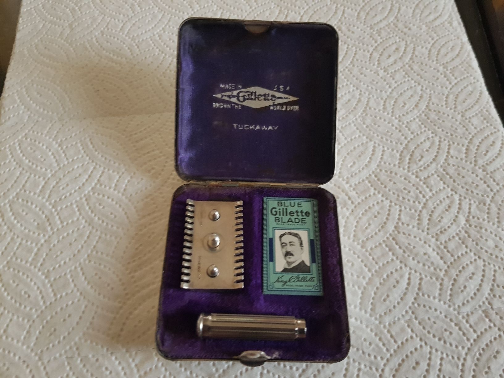 Gillette Rasoi & Lamette da barba: Set Gillette Tuckaway d'époque  – Usato da Genève venduto da BKYB