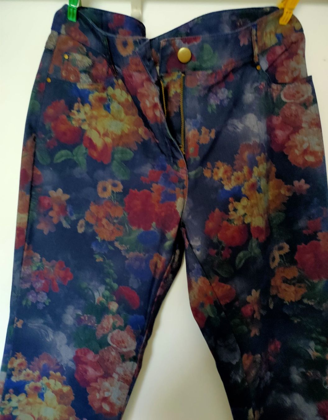 Pantaloni: Hose mit Blumenmuster Gr. 42 – Usato da Luzern venduto da Luzern_Energy