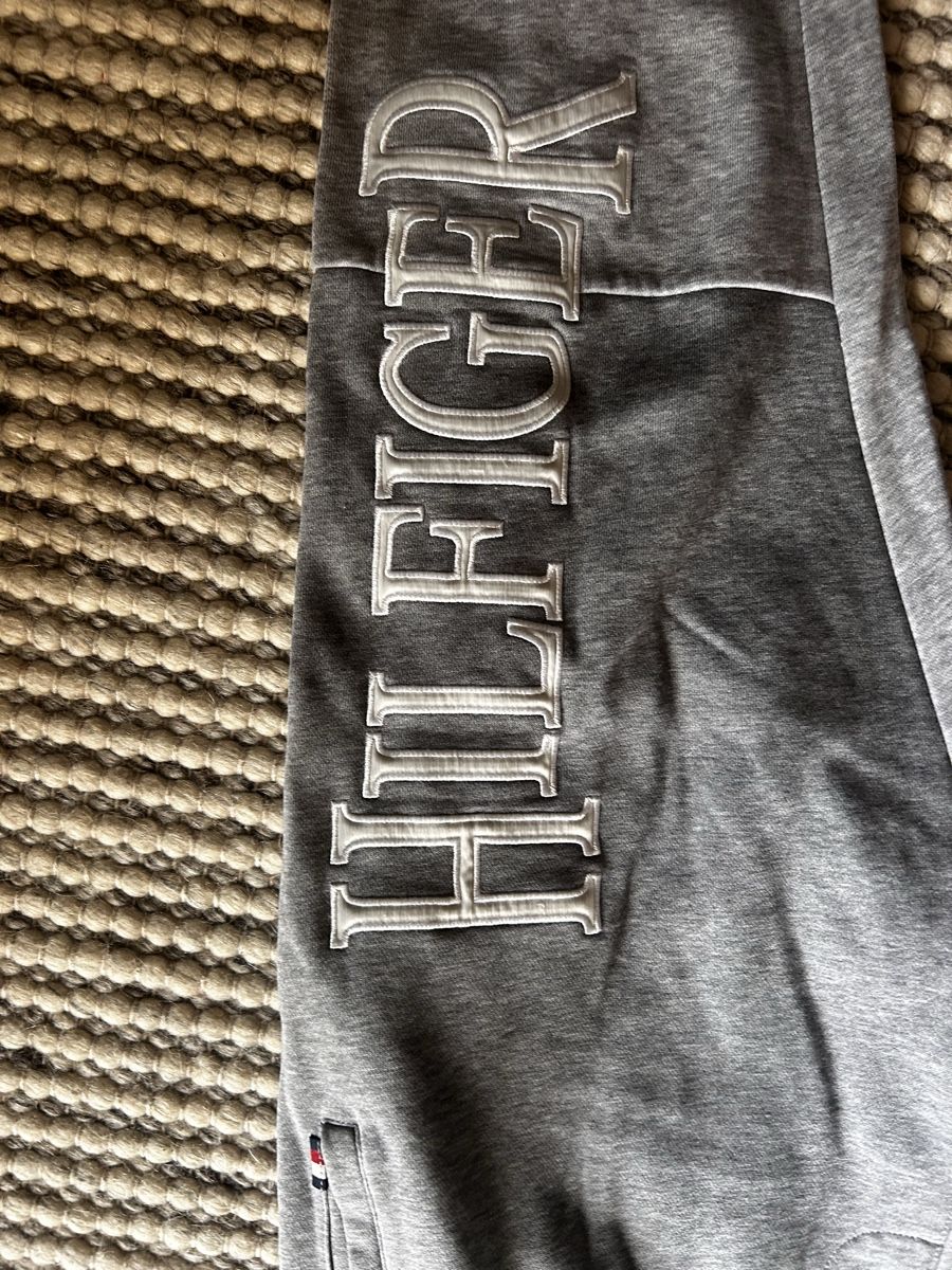 Tommy Hilfiger Pantaloni: Tommy Hilfiger Jogginghose grau – Usato da Teufen ZH venduto da jas_8yhh 2