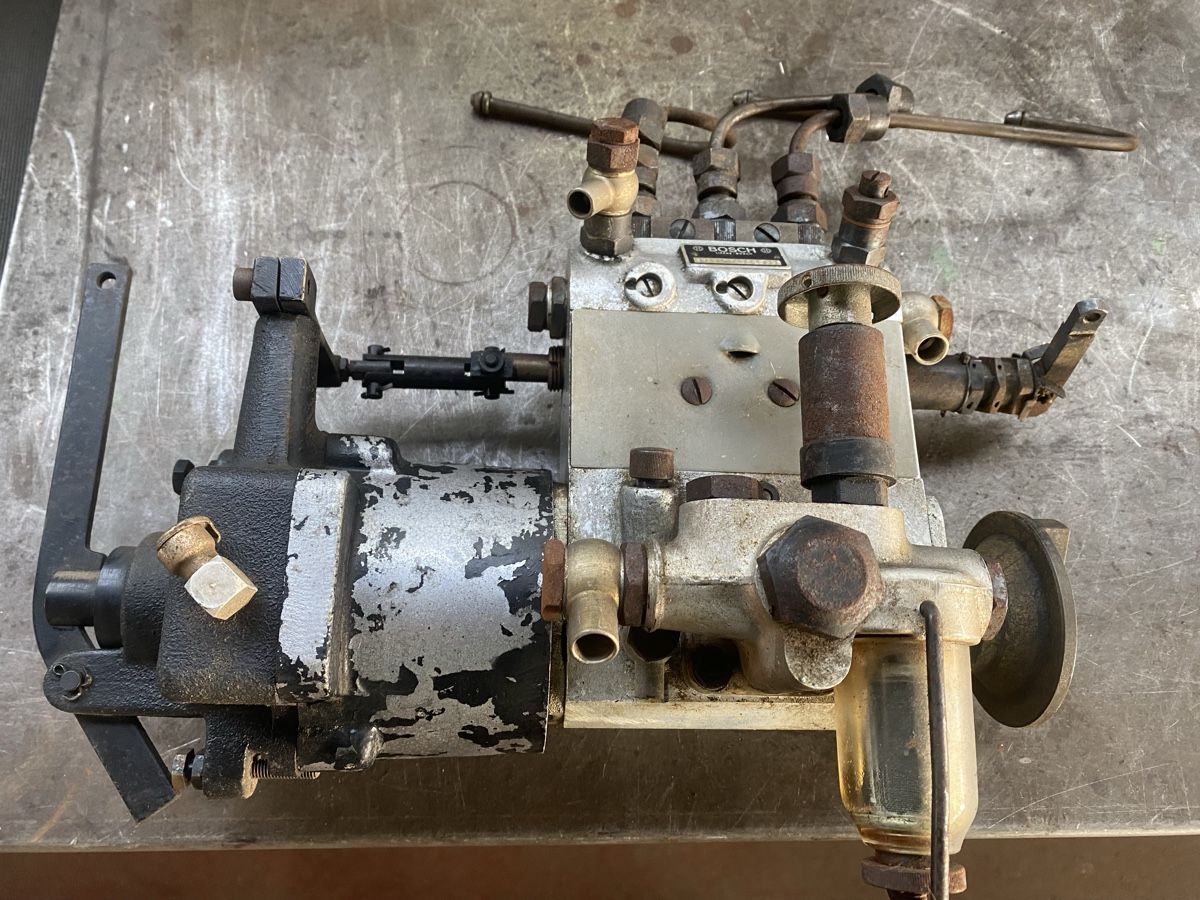 Bosch Tutti i ricambio: Diesel Einspritzpumpe Bosch  – Usato da Aeschlen venduto da rudemood