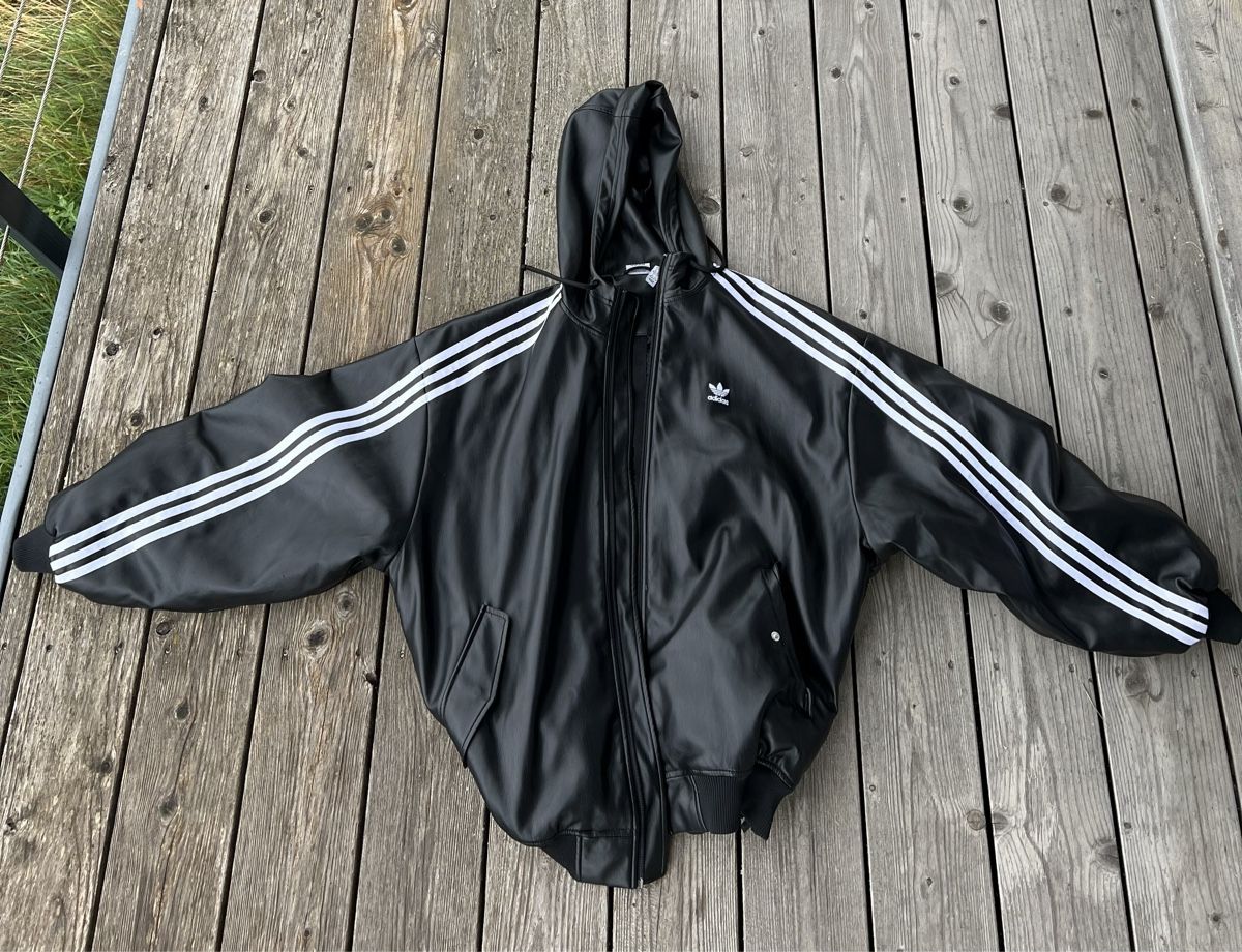 Adidas Jacken: Adidas Boxy Faux Leather Jacket – Neu (gemäss Beschreibung) aus Bürchen von leo_66dc 1