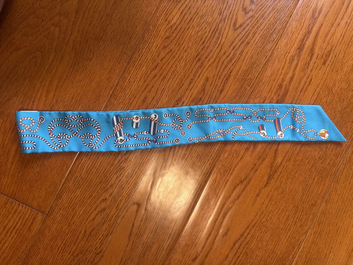 Hermès Foulard & Sciarpe: Hermes silk twilly – Nuovo e nell'imballaggio originale da Davos Dorf venduto da gin_8k9d