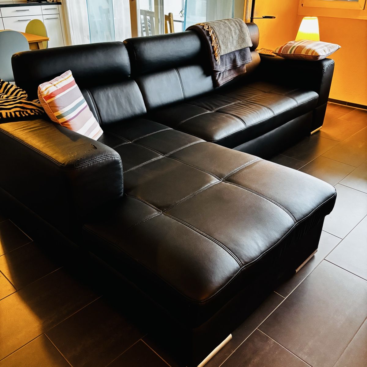 Divani: Ecksofa schwarz mit Bettfunktion (Kunstleder) – Usato da Niederwangen b. Bern venduto da muidop