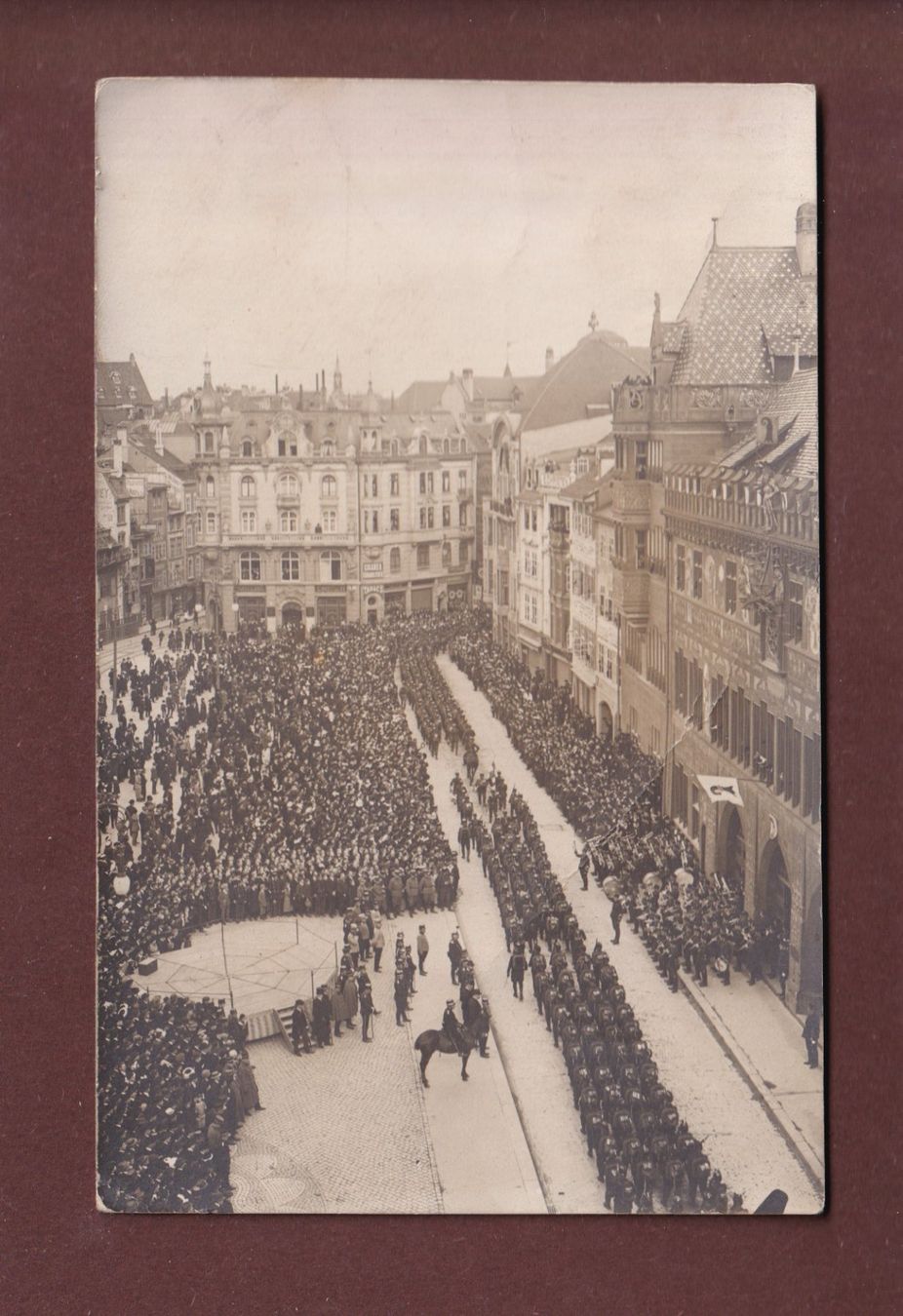 Cartoline postali: BASEL - Marktplatz - Foto // Falte // – Usato da Pully venduto da nicecards