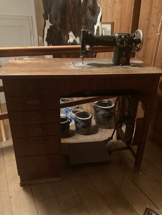 Schne Alte Nhmaschine Mit Tisch Fotos