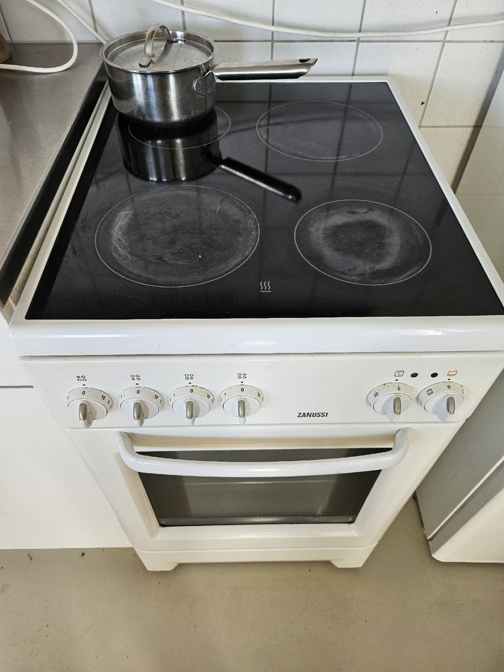 Cucine: Cuisinière Zanussi électrique blanc état d'usage – Usato da Carouge GE venduto da cla_qhs6