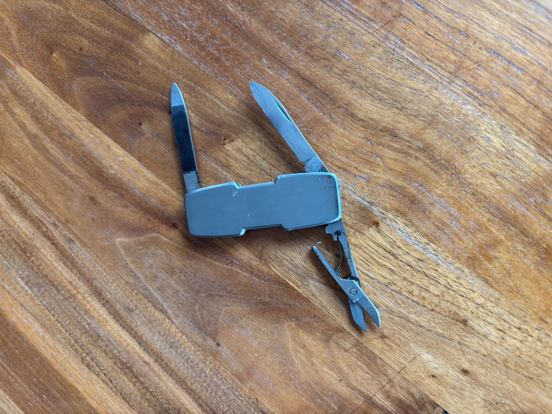 Coltelli tascabile: Dünnes Taschenmesser mit Feile und Schere – Usato da Balsthal venduto da Uroby