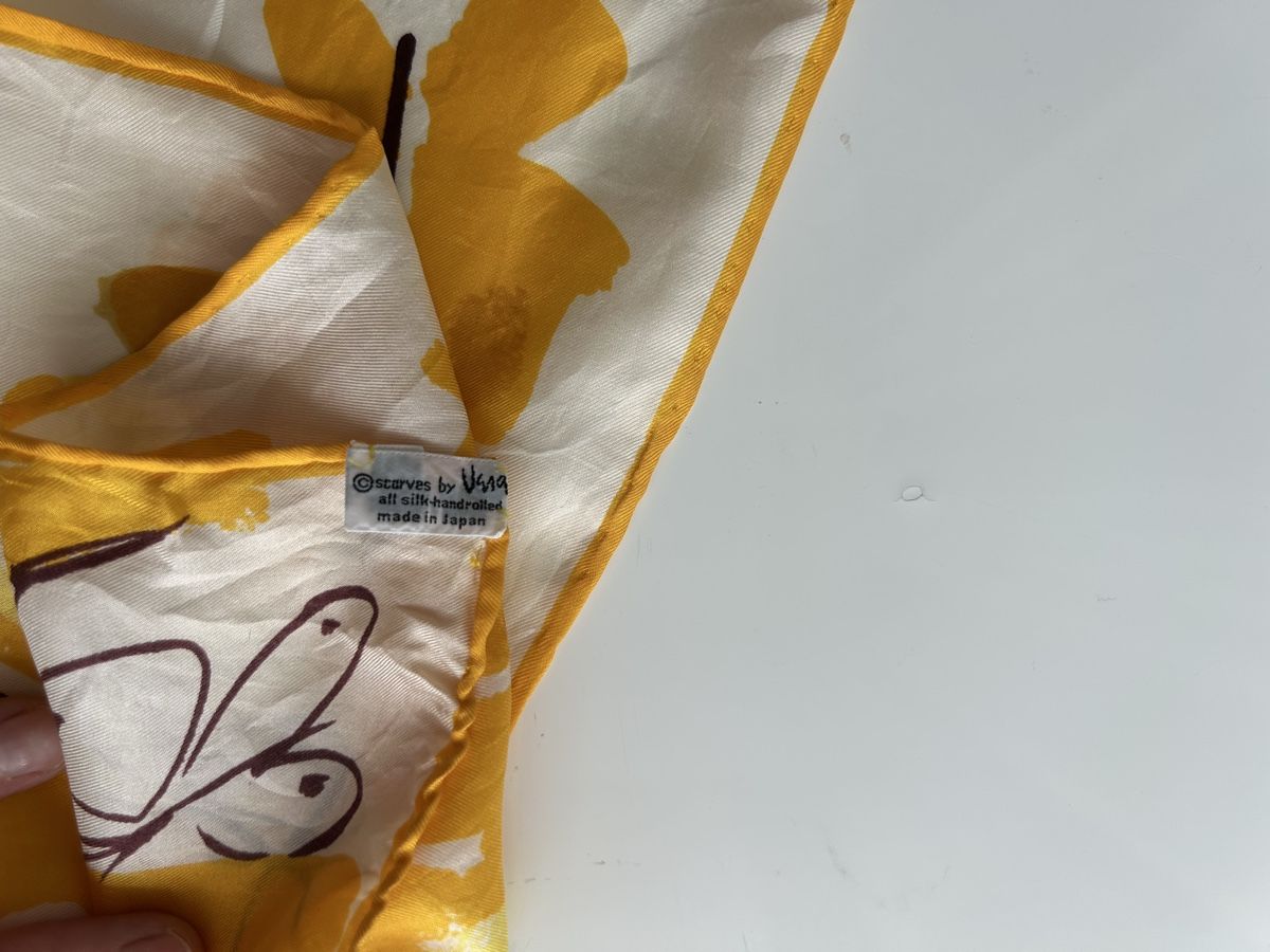 Foulards & écharpes: Vana Scarf 100% Silk Yellow Butterfly Pattern Good Condition – Neuf (Voir description) à Saland par ele_vc96 2