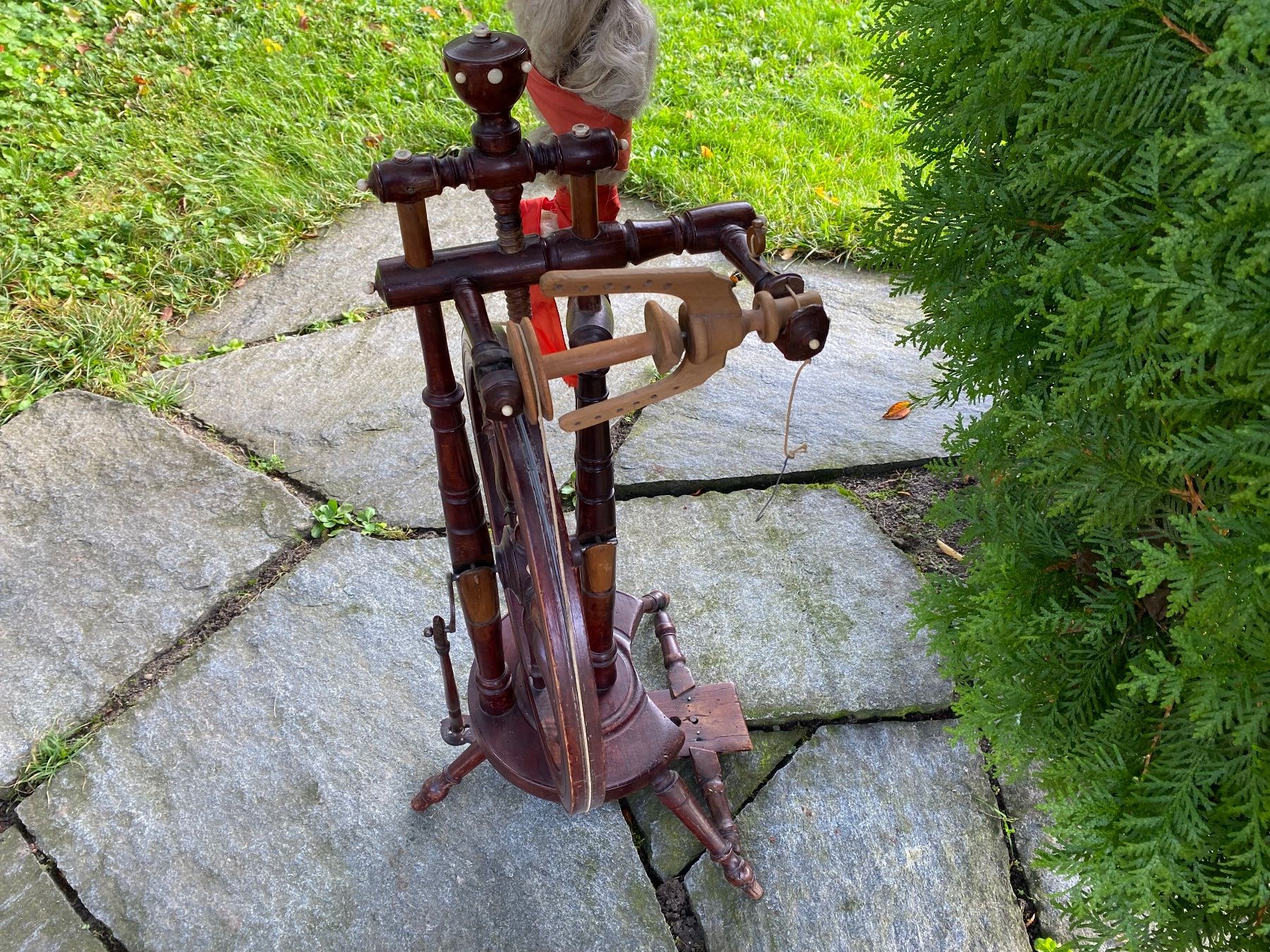 Ruote per filare: schönes antikes Spinnrad mit Flachsstab – Usato da Feldbach venduto da Olive1 5