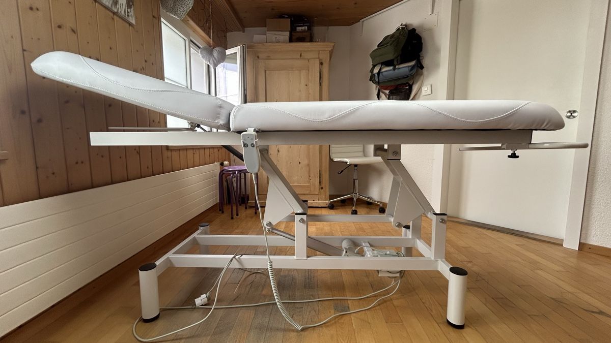 Liegen & Liegestühle: Elektrische Massageliege – Gebraucht aus Heerbrugg von 3333Max 1